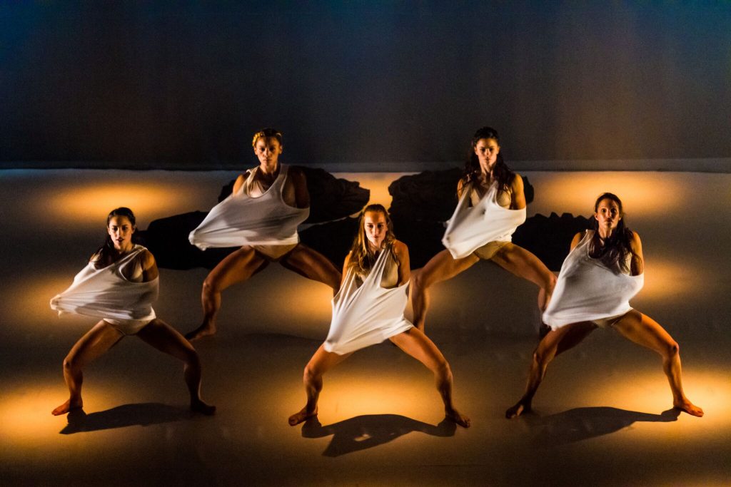 Cinq danseuses extrêmes offrent des prestations entre tradition et modernité.