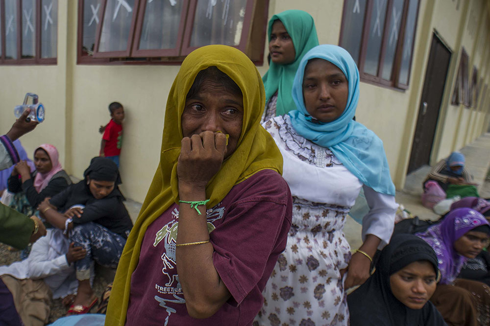 Crise des Rohingyas: le Bangladesh submergé par les réfugiés