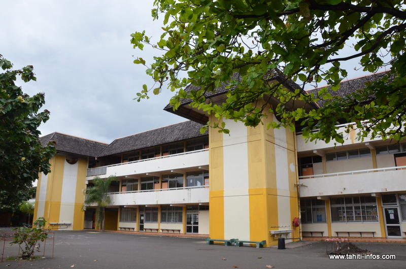 L’affaire a débuté ce matin lorsqu’un mineur du collège de Tipaerui s’est fait interpeller au sein de son établissement où il vendait du paka