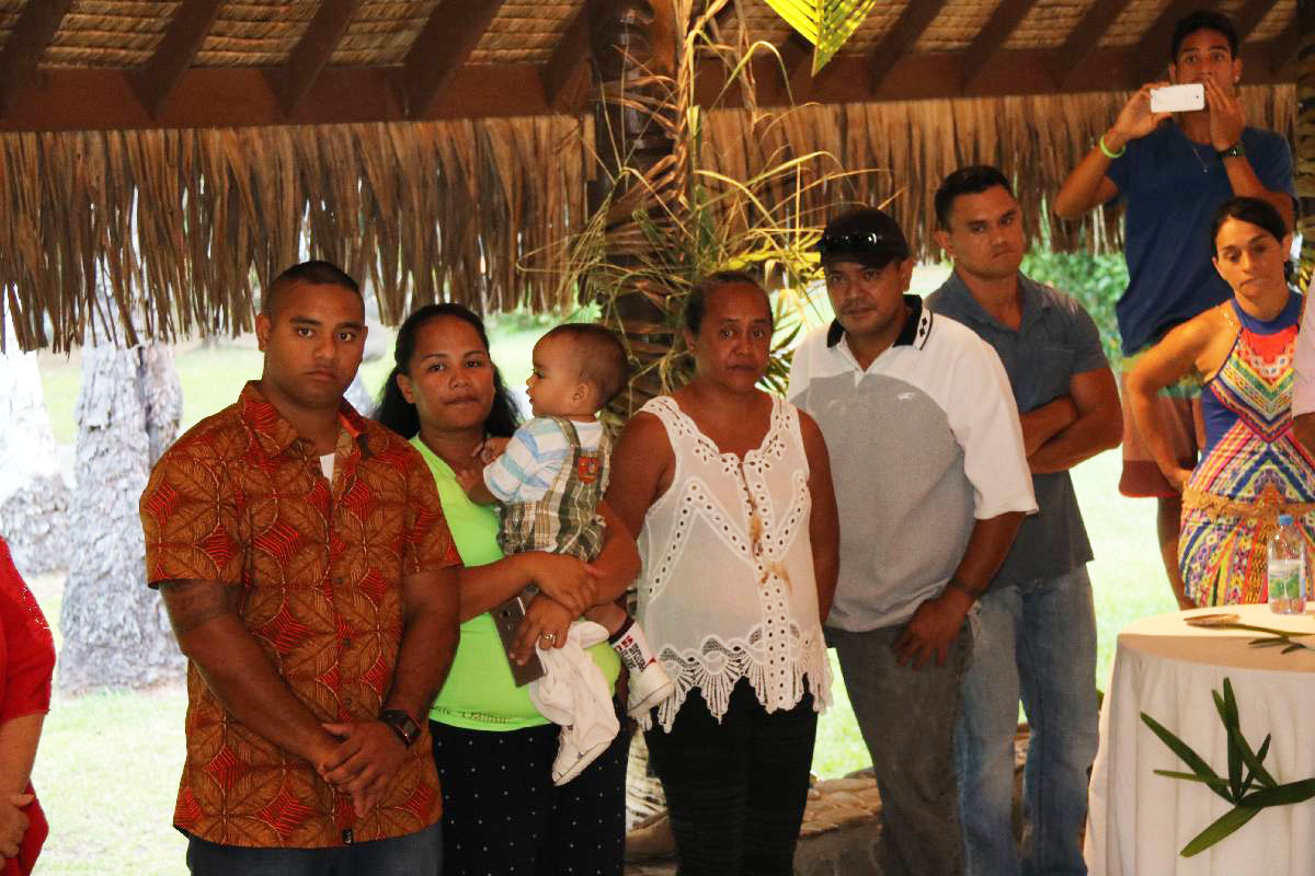 Tauhiti Tehei, sa compagne et leur enfant lors de la cérémonie.