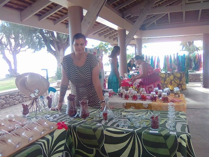 Au Salon de Moorea : Vairea, graveuse sur verre