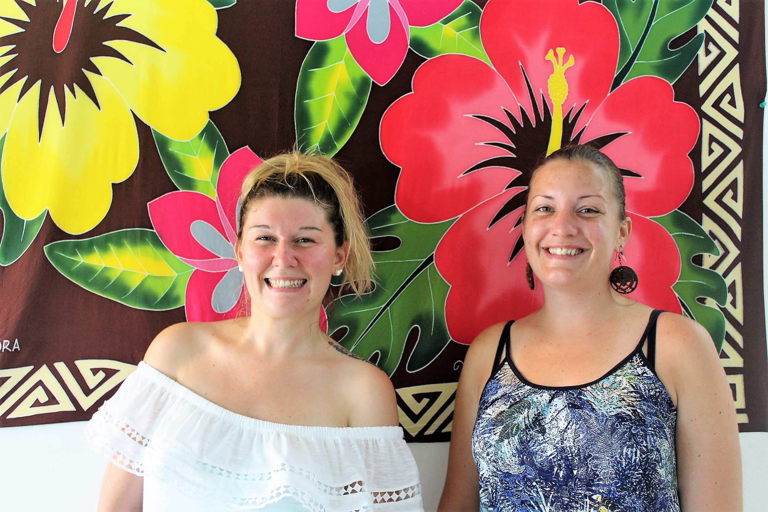 Marine et Cindy se sont rencontrées à Papeete il y a deux jours et visitent la ville ensembles.