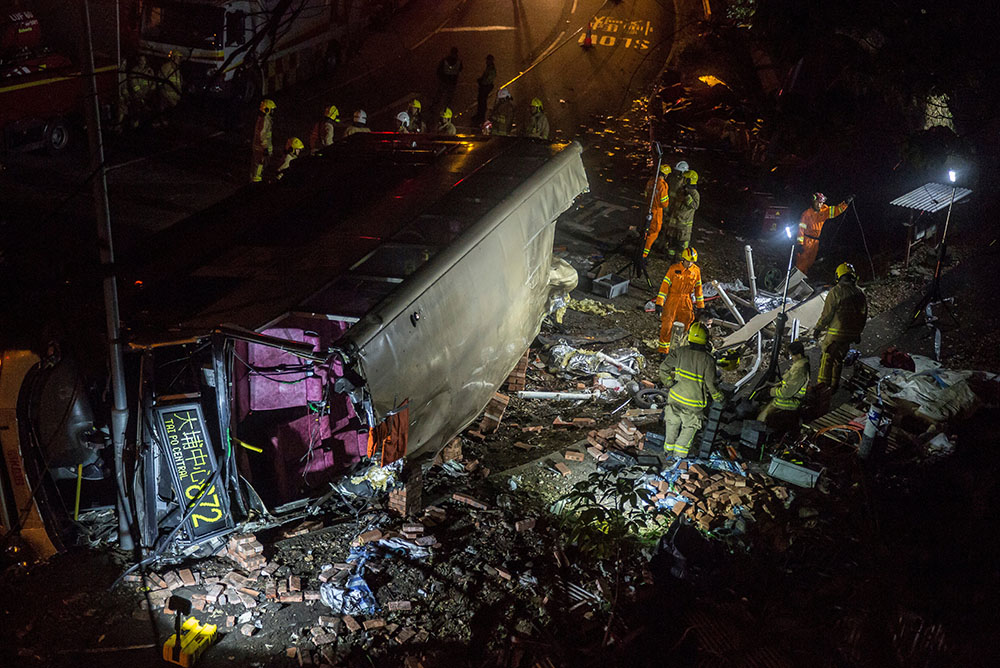 Un bus se renverse à Hong Kong : 19 morts, 60 blessés, le chauffeur arrêté