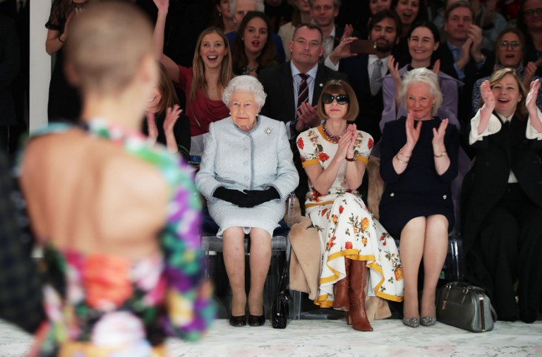 Elizabeth II pour la première fois à la Fashion Week de Londres