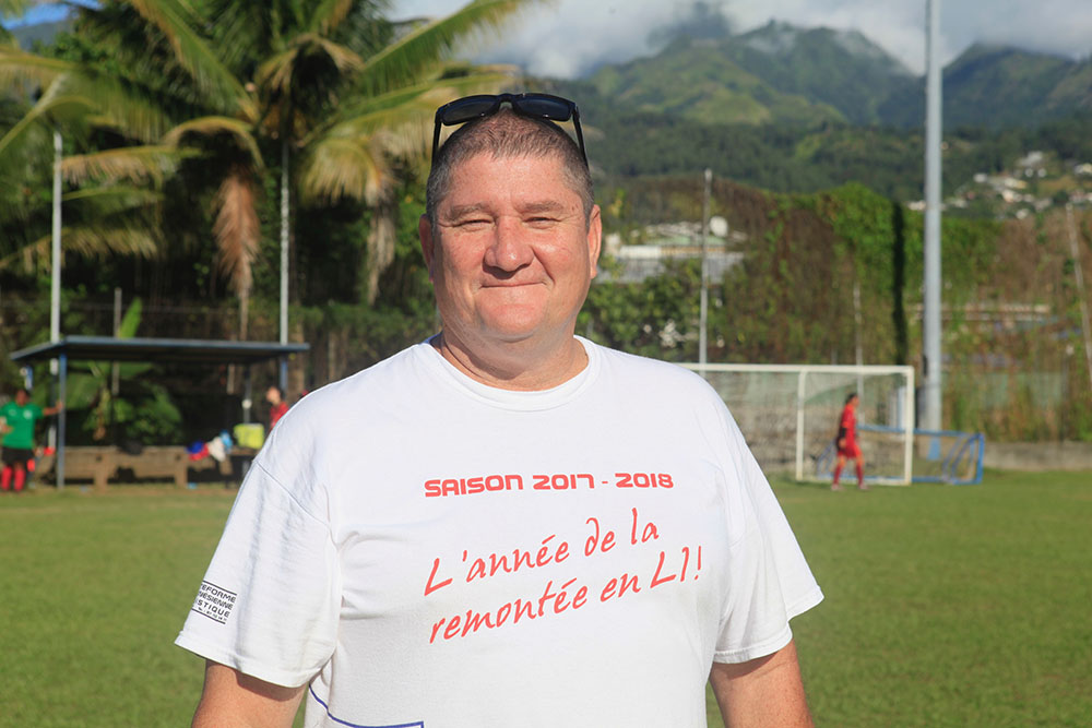 22-Mike Henry, responsable de la section foot à l'as JT.