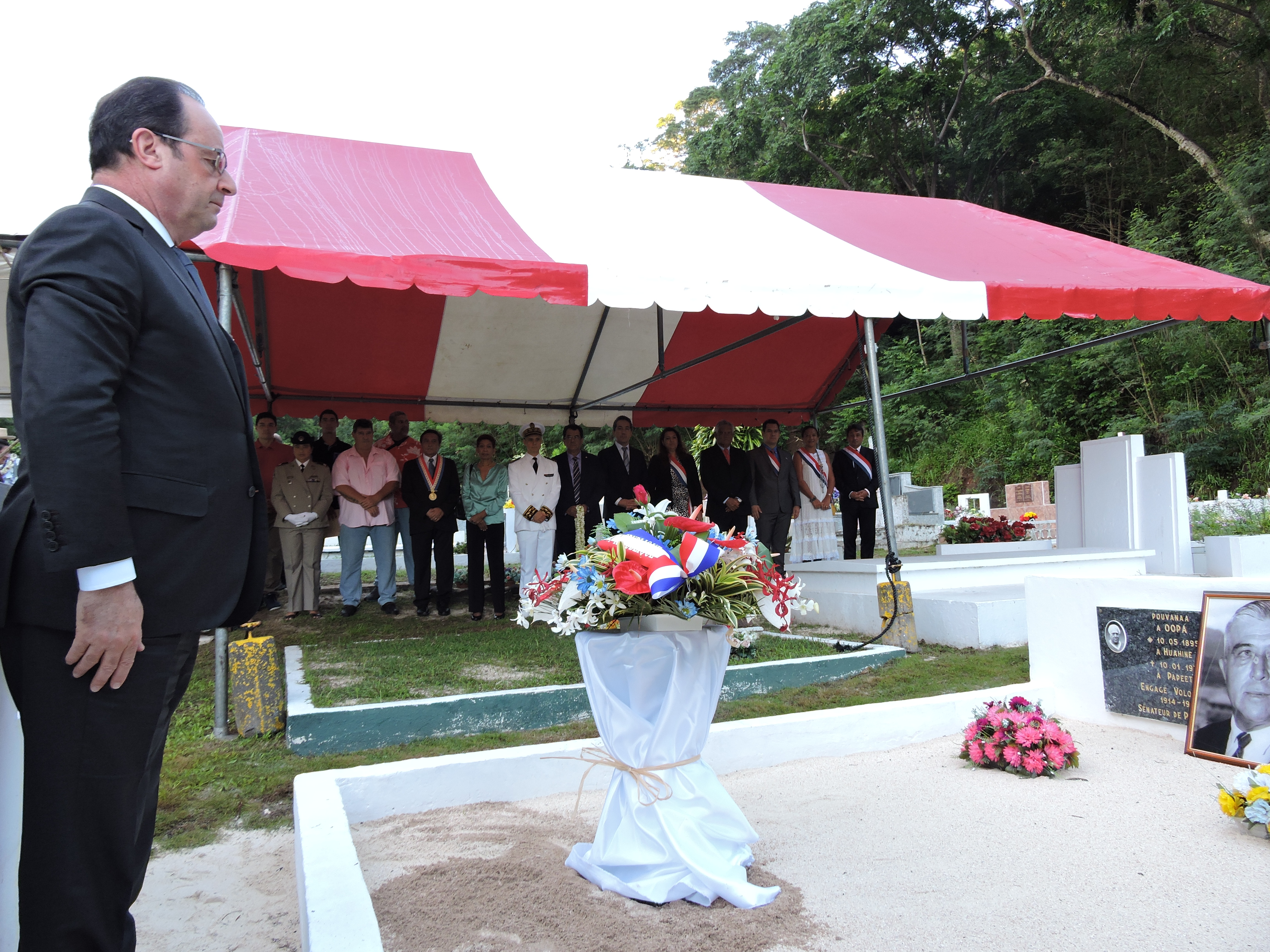 En février 2016, lors de sa visite officielle en Polynésie française, pour rendre hommage au metua le président François Hollande avait déposé une gerbe sur la tombe de Pouvana'a a Oopa avant de se recueillir un instant au cimetière de l'Uranie.