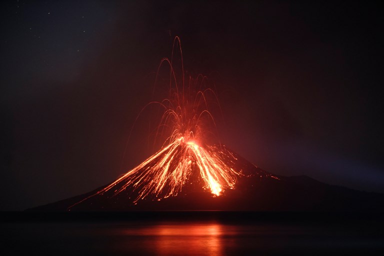 Indonésie: "l'enfant" du volcan Krakatoa entre en éruption