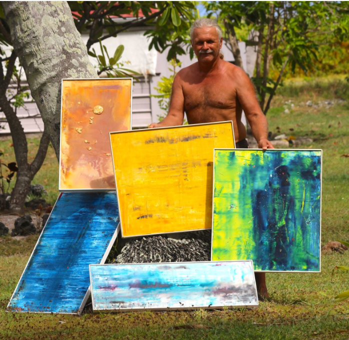 Peintre abstrait coté dans son pays, Manu avoue qu’il aurait pu songer à vivre de sa peinture s’il n’avait opté pour un motu polynésien.