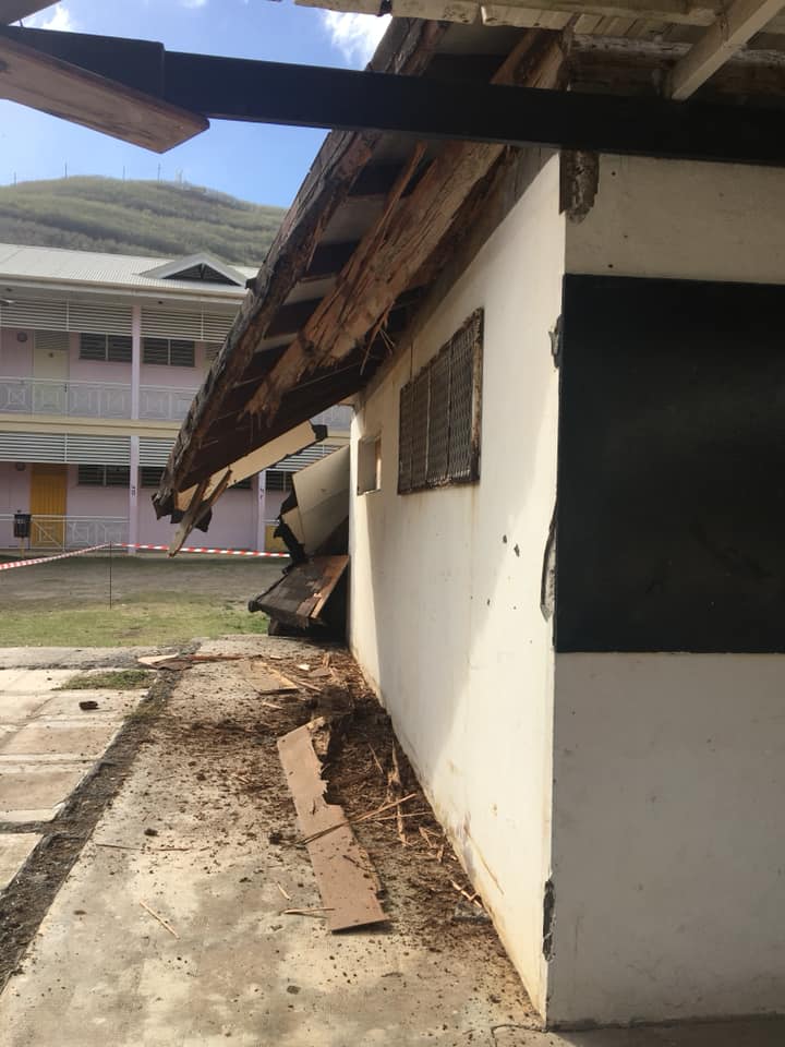 Ua Pou : effondrement du toit du collège