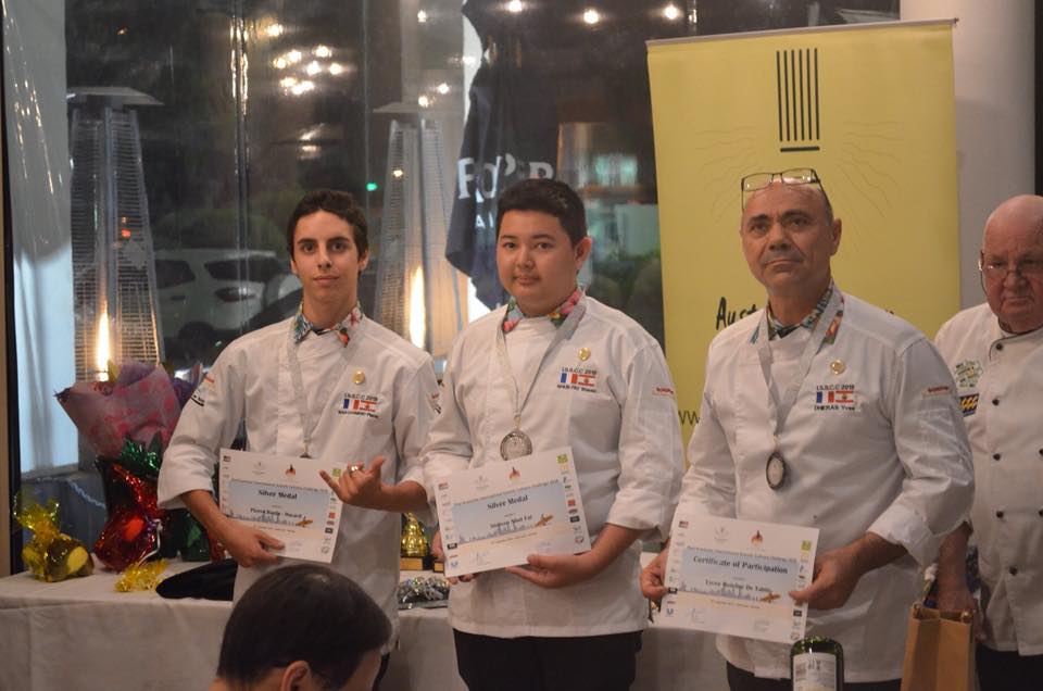 Steeven Nhun Fat et Pierre Baulu-Havard, médaillés d'argent au concours culinaire des lycées Asie-Pacifique