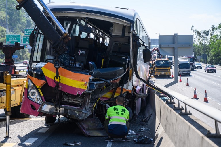 Collision entre un car et un taxi à Hong Kong: 5 morts et 32 blessés