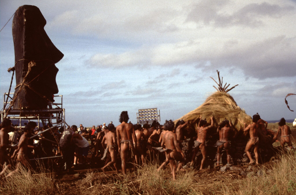 Le film, en impliquant la population de l’île, mobilisa un grand nombre de Pascuans qui surent tirer profit de cette manne inespérée.
