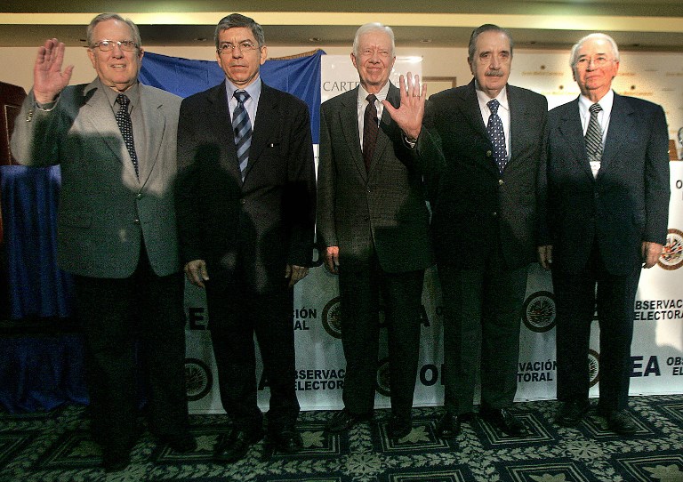L'ex-président colombien Belisario Betancourt (à droite).