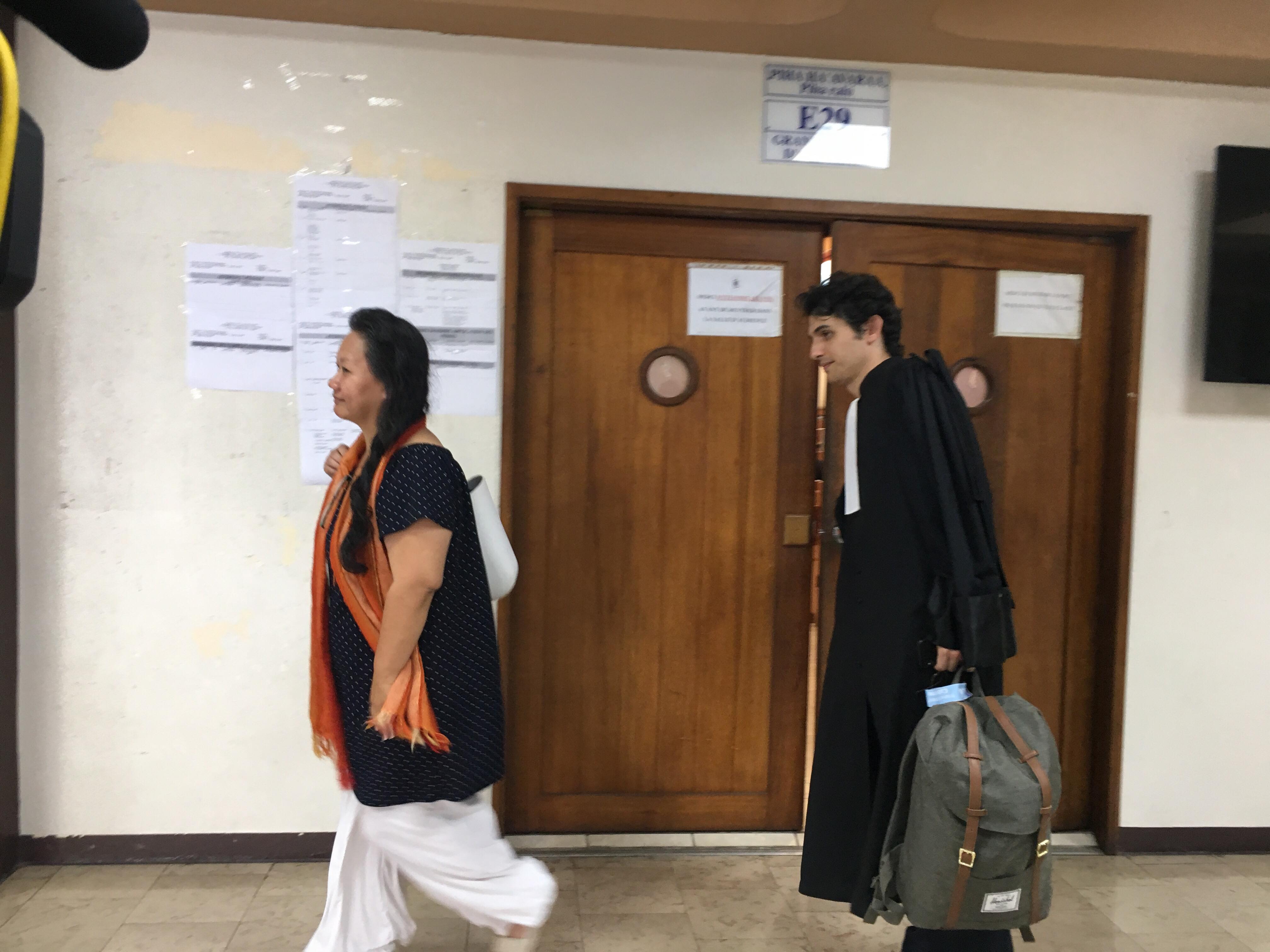 Sandra Faraire avec son avocat ce jeudi matin au tribunal de Papeete.