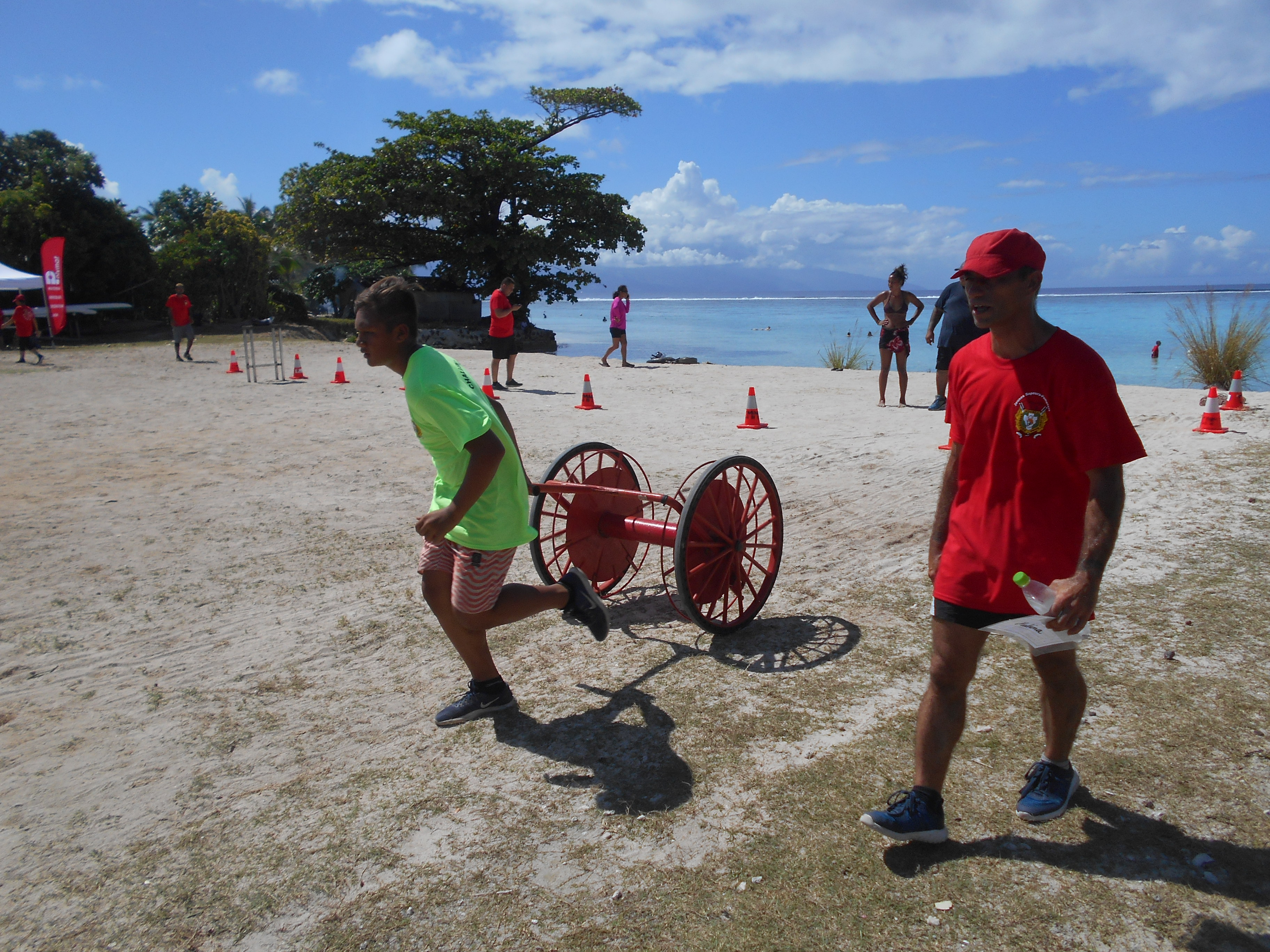 Une soixantaine de jeunes sapeurs-pompiers de Tahiti et Moorea se sont retrouvés samedi dernier, sur la plage publique de Temae.