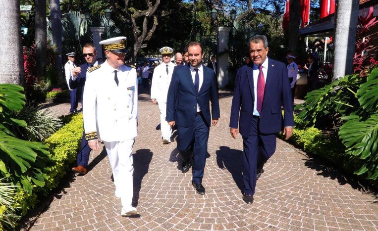 Sébastien Lecornu (au centre) lors de sa dernière visite à Tahiti en septembre 2017 avec le président du Pays, Edouard Fritch (à droite), ainsi que l'ancien haut-commissaire René Bidal (à gauche).