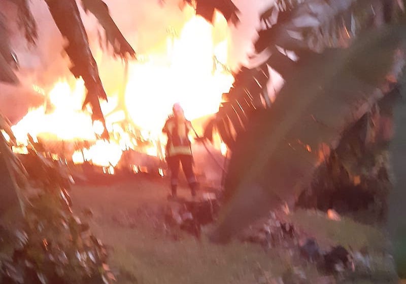 ​Une maison part en fumée à Papara