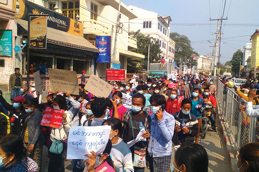 Birmanie: les autorités menacent de représailles, loi martiale à Mandalay