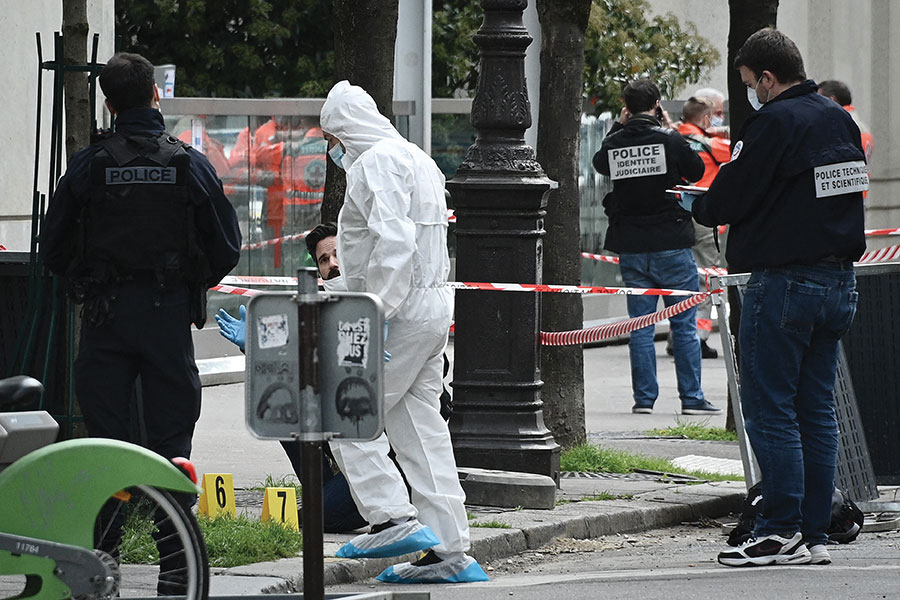 Un mort et une blessée grave par balles devant un hôpital à Paris, le tireur en fuite