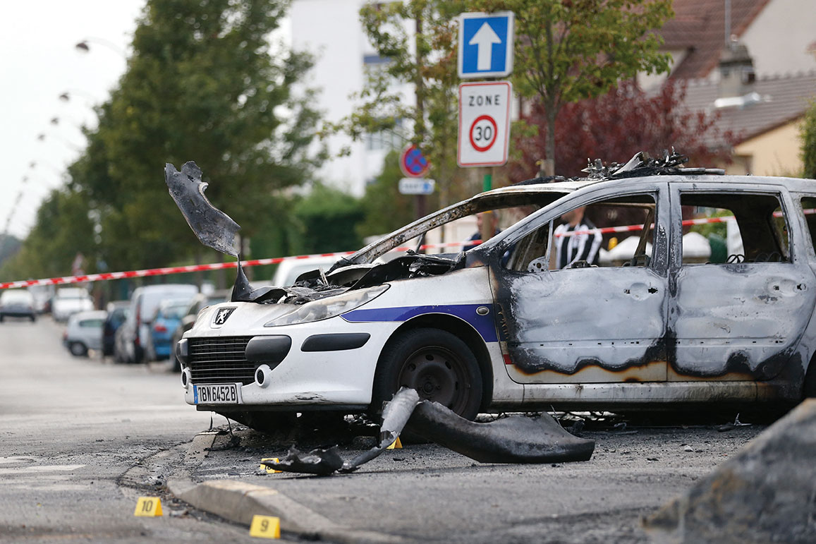 Policiers brûlés à Viry-Châtillon: le verdict en appel suscite la "colère" des policiers