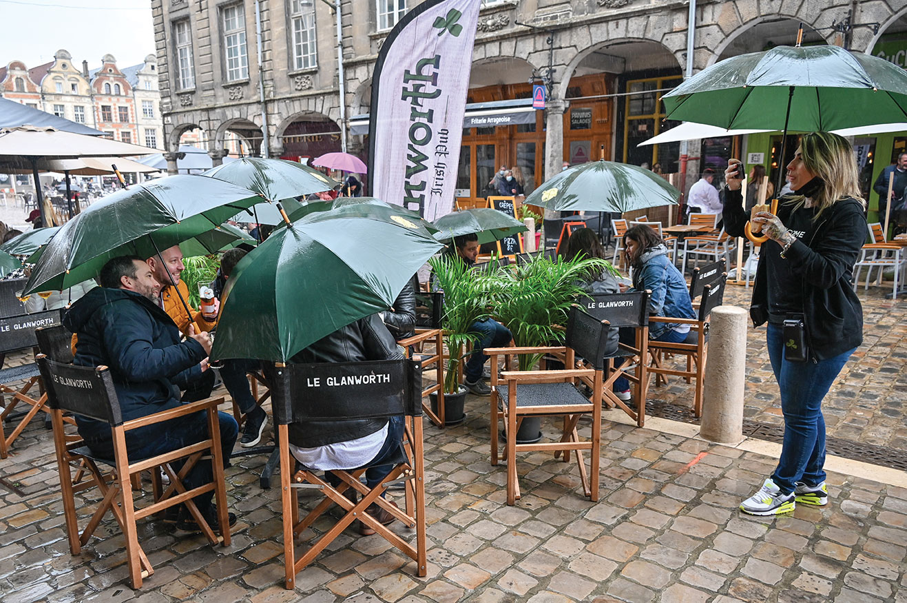 "Ça me manquait!" Jour de "renaissance" pour les terrasses et les commerces