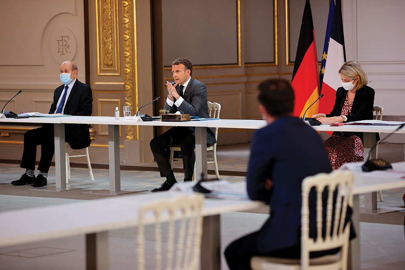 Macron reprend la route loin de Paris pour sortir de la crise