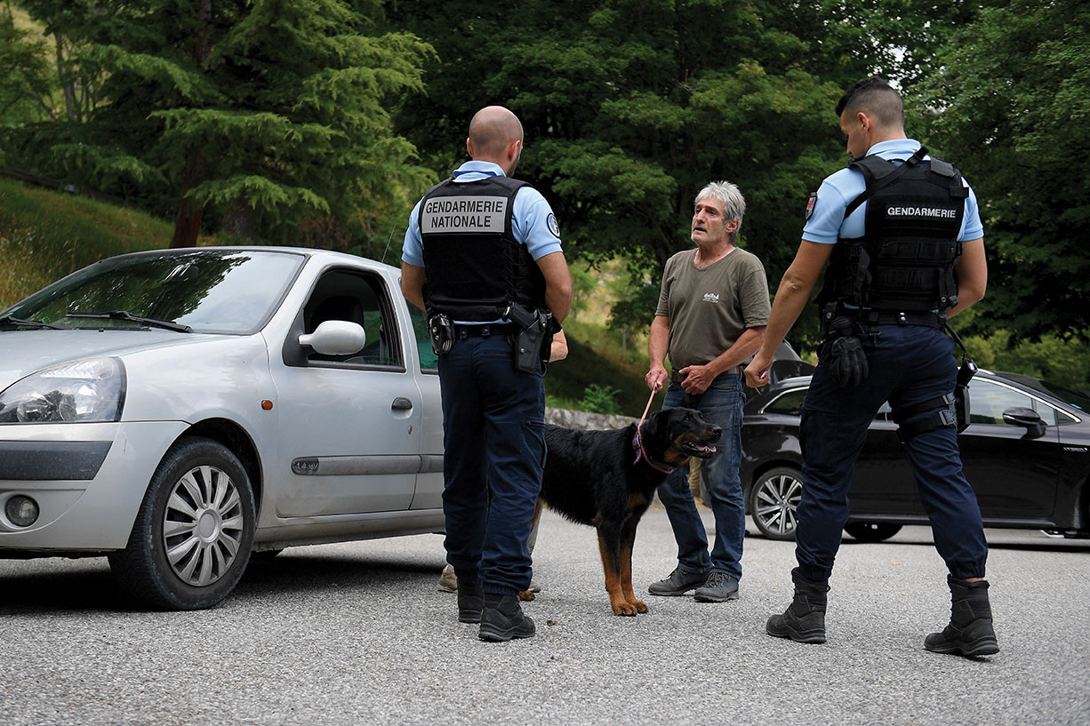 Un corps correspondant au fugitif traqué pour féminicide retrouvé dans les Alpes