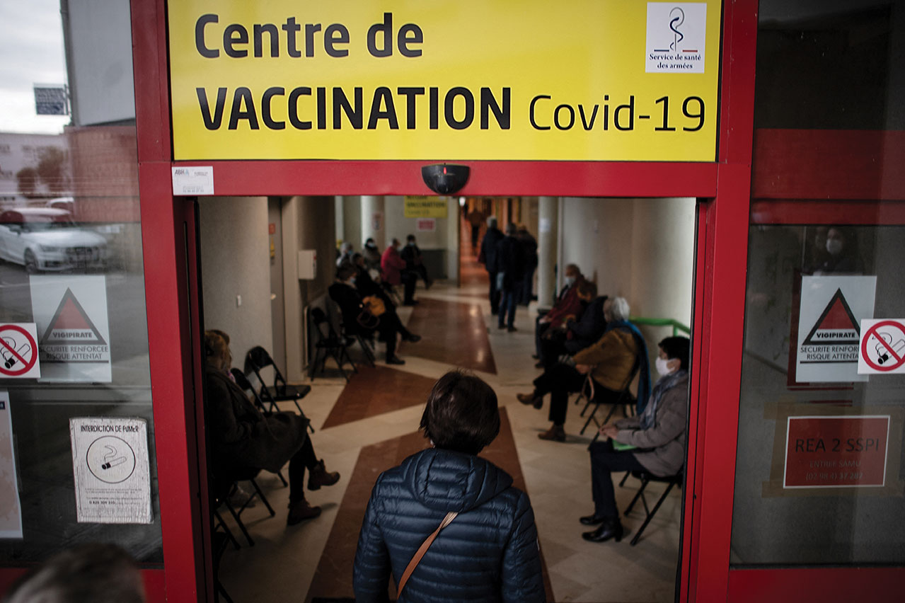 Covid-19: les cas explosent, l'hôpital craint l'onde de choc