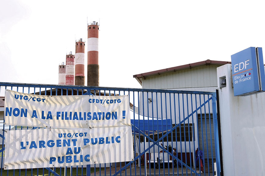 Photo prise le 26 juin 2007 à Rémire-Montjoly près de Cayenne, de la centrale électrique EDF de Dégrad-des-Cannes. JODY AMIET / AFP