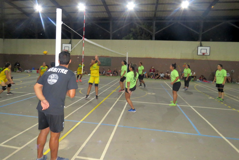 Chez les filles, la Team Moz (en vert) l'a remporté face à Vaipua (en jaune) 3 sets à 1.