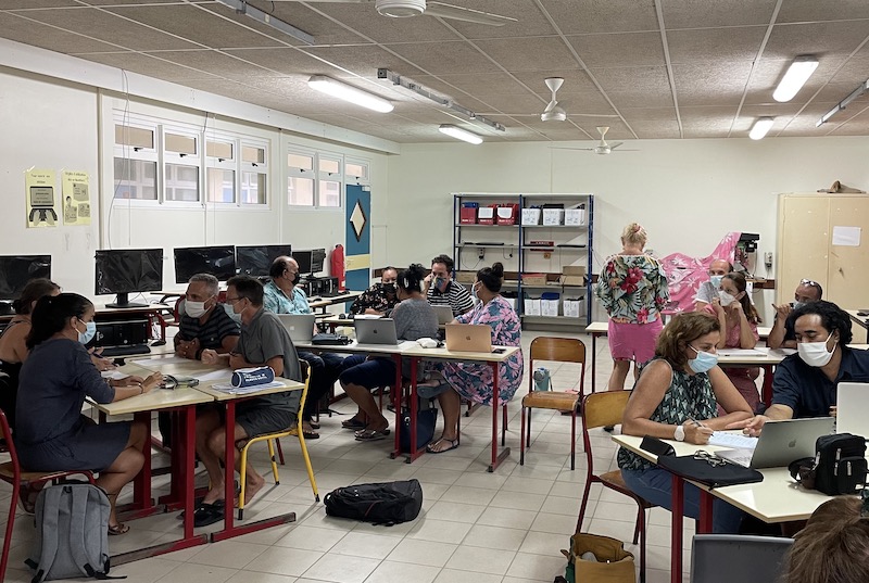 Deux inspecteurs d'académie forment les enseignants à aborder le fait nucléaire en classe avec leurs élèves.