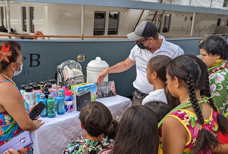 Filtres, gourdes, fournitures scolaires ont été offerts par un donateur de YachtAid Global à l’école publique Patoa de Taiohae.