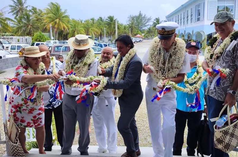 Une délégation État-Pays en tournée au cœur des Tuamotu