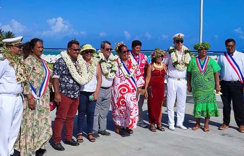 Une délégation État-Pays en tournée au cœur des Tuamotu