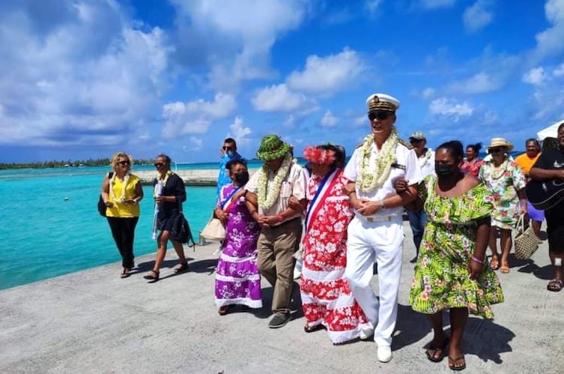 Une délégation État-Pays en tournée au cœur des Tuamotu