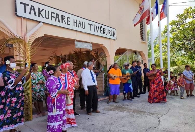 Une délégation État-Pays en tournée au cœur des Tuamotu