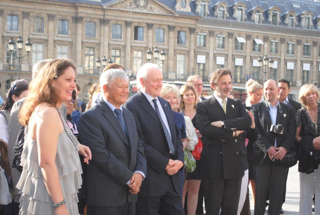 Place vendôme avec le ministre Temaurii Foster, Monsieur Bandarin de l'Unesco et monsieur Legaret, maire du 1er arrondissement.