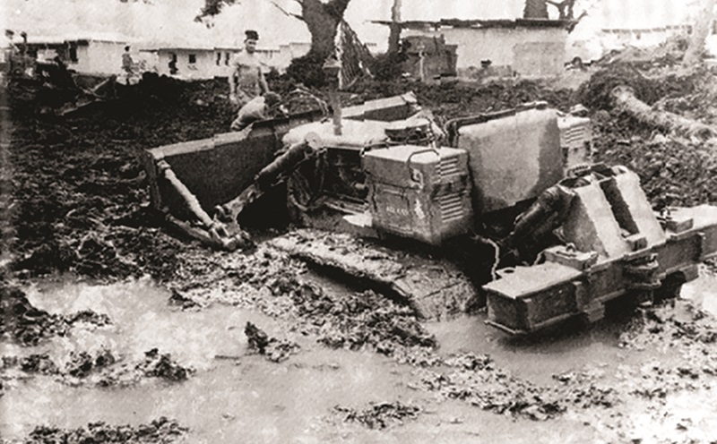 Travaux de construction du camp du CEP à Arue. Sur les chantiers du CEP, c'est le tahitien qui servait de langue commune aux travailleurs issus de différents archipels. Fonds photographique de la Mairie d'Arue.