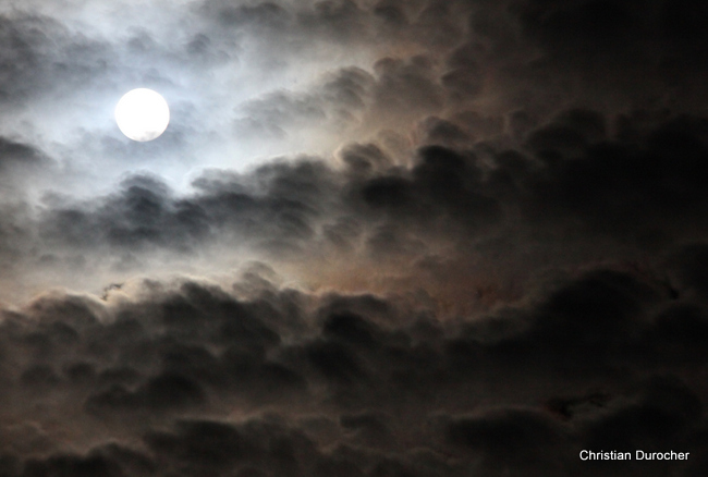 Eclipse totale: la lune rousse s'offre en spectacle à Tahiti