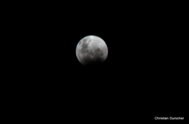 Eclipse totale: la lune rousse s'offre en spectacle à Tahiti