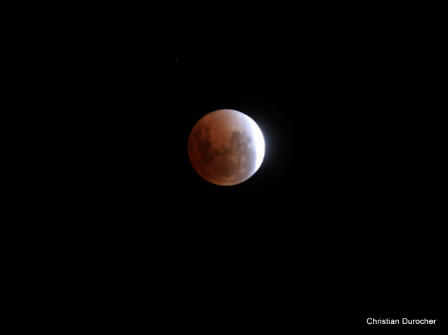 Eclipse totale: la lune rousse s'offre en spectacle à Tahiti