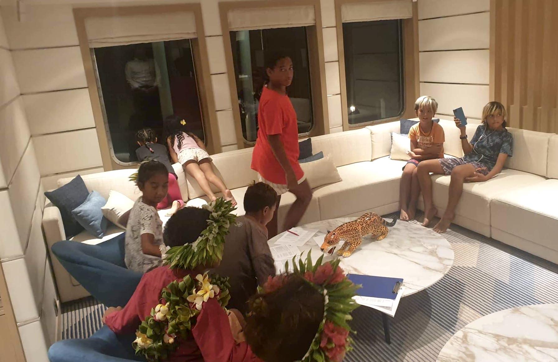 Amanu : les enfants de l'atoll invités à bord d'un yacht