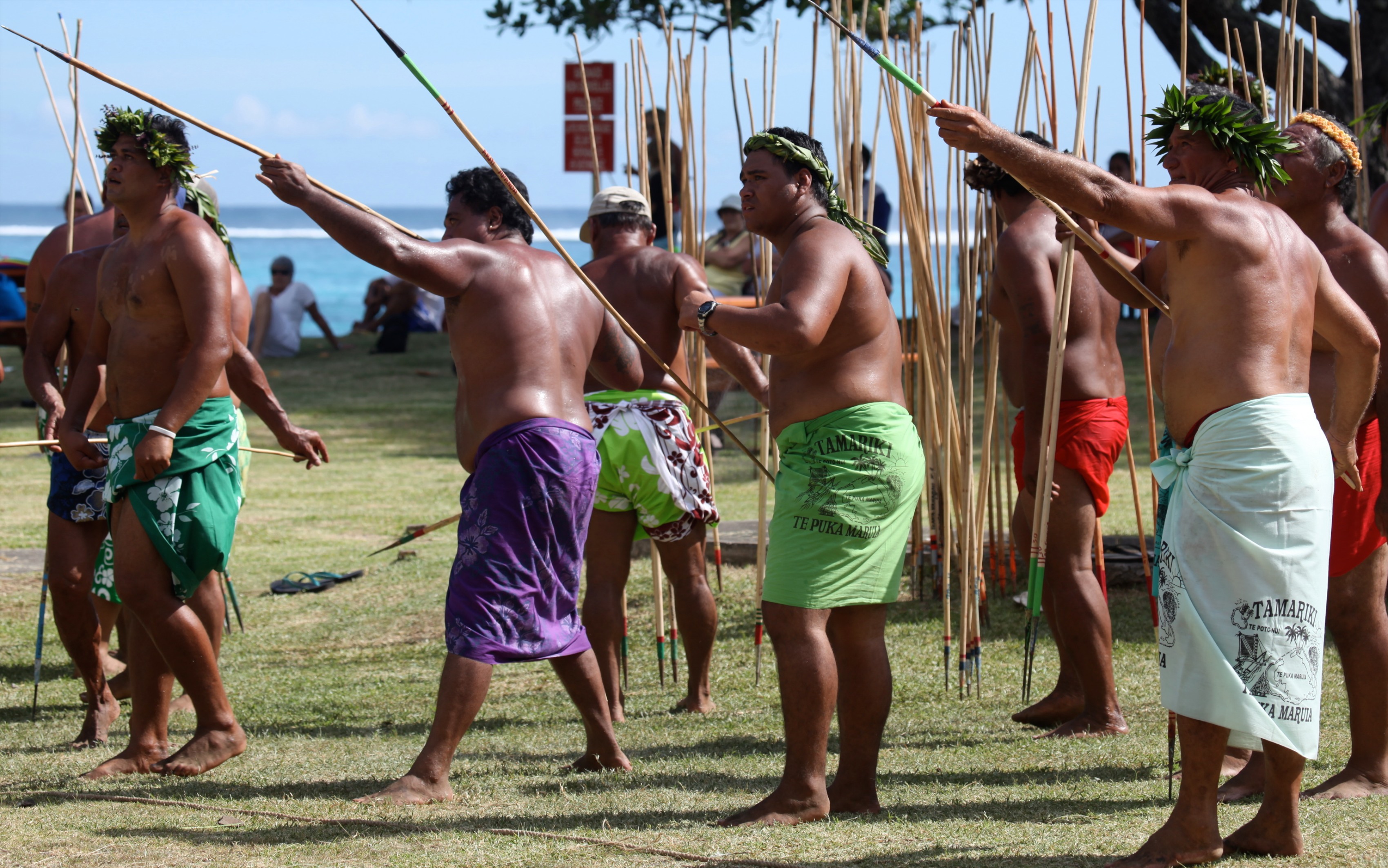 Le lancer de javelot, une activité prisée au Tuamotu