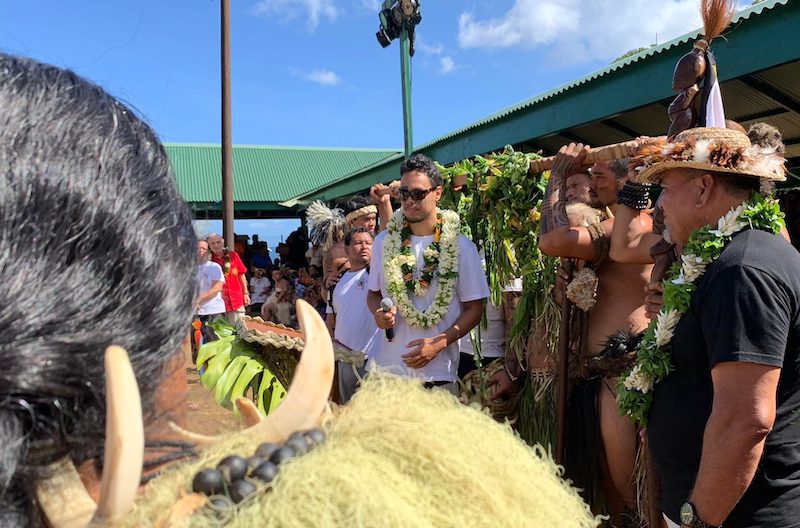 Passation du totoko à Nuku Hiva qui accueillera le prochain Matavaa en 2023. ©Eve Delahaut