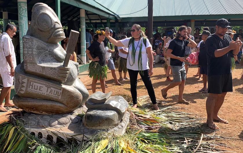 Le tiki offert par la délégation de Nuku Hiva à l'île hôte du Matavaa Fatu Hiva. ©Eve Delahaut