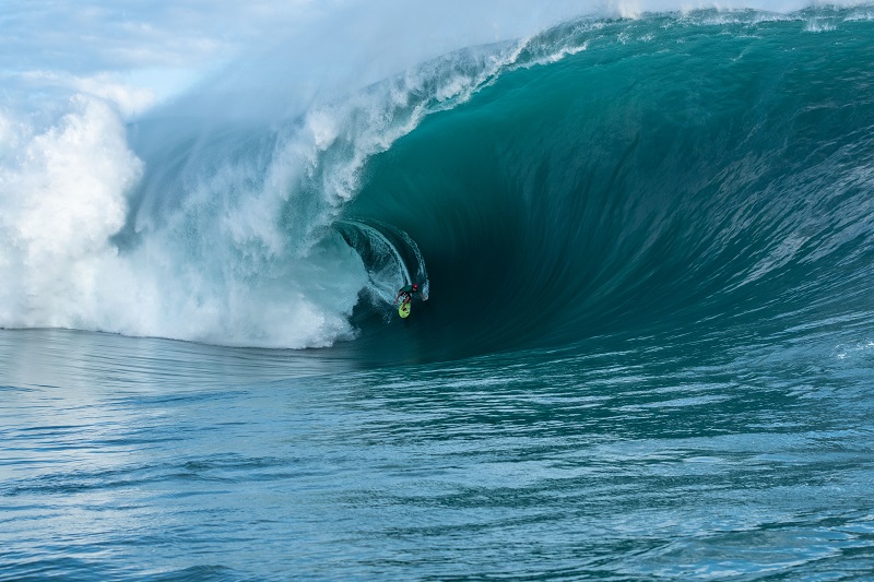 En août dernier, Matahi Drollet et d’autres chargeurs locaux avaient profité de la forte houle de sud-ouest pour affronter la vague de Teahupo’o. (c) Kaelan McKenna