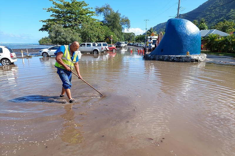 Le PK 0 de Teahupo'o a été inondé mercredi matin. La police municipale ainsi que des agents de la Direction de l'équipement et des services techniques communaux sont intervenus pour faciliter la circulation. © commune de Taiarapu-Ouest