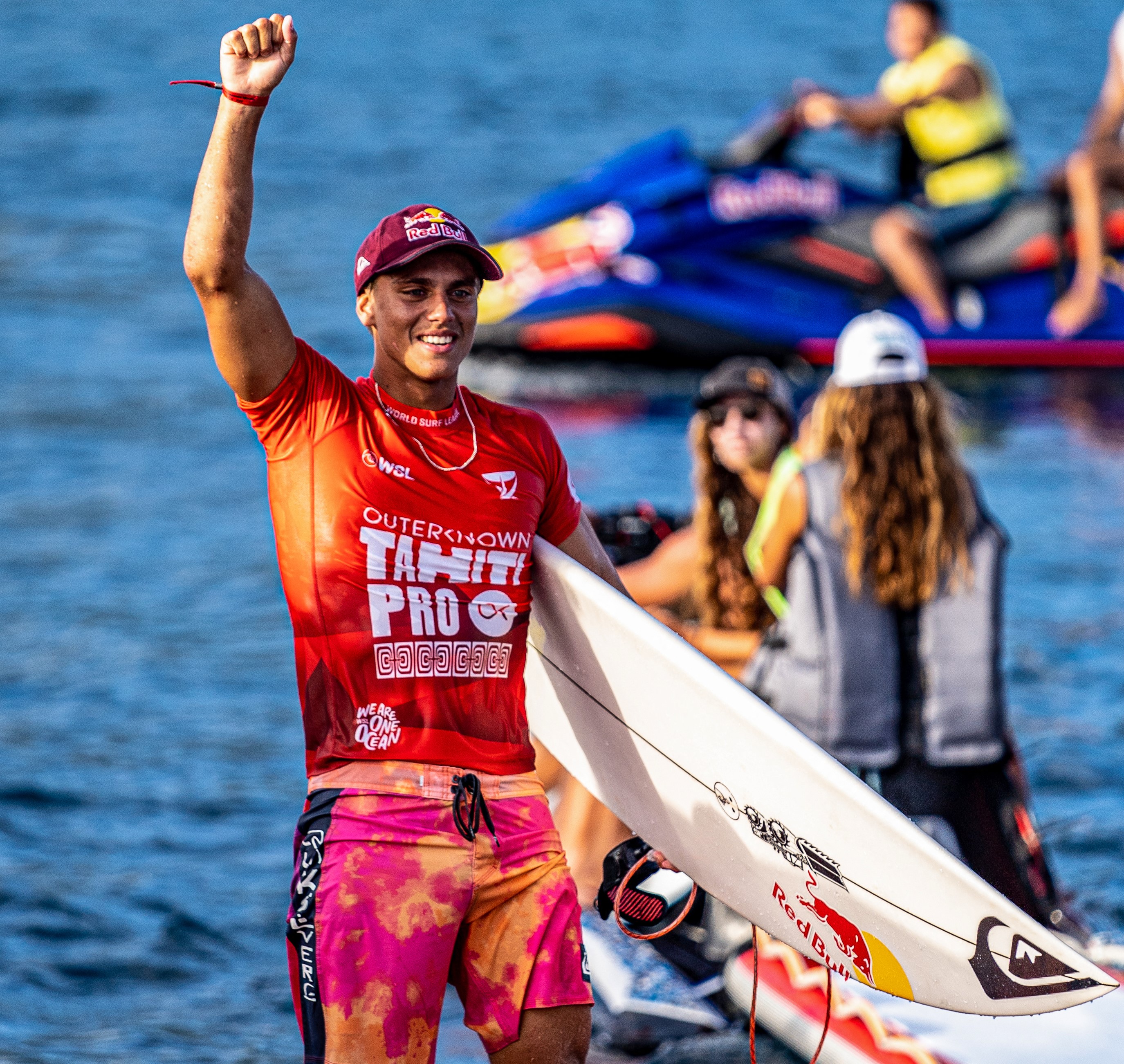 Quatre jours après sa finale au Tahiti Pro, à Teahupo'o, Kauli Vaast a retrouvé, ce mercredi, le circuit QS européen. (photo : Jerome Brouillet/AFP)