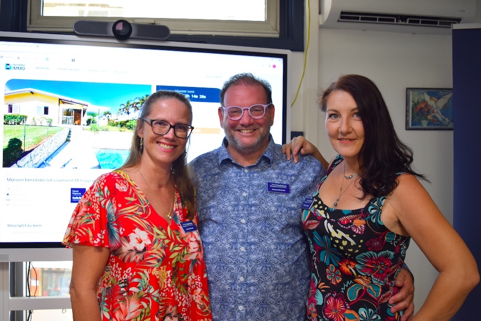 Jacques Menahem, fondateur et gérant de French Polynesia Sotheby’s International Realty, entouré de Nathalie Cieslak, conseillère Immobilier pour la Presqu’île, et Stéphanie Esnault, directrice opérations et marketing pour FPSIR.