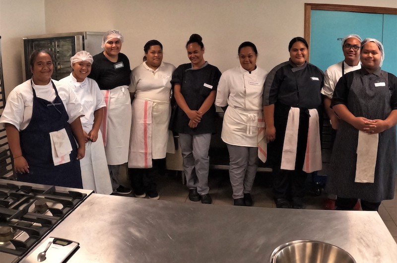 Neuf apprentis formés à la cuisine allégée à Bora Bora